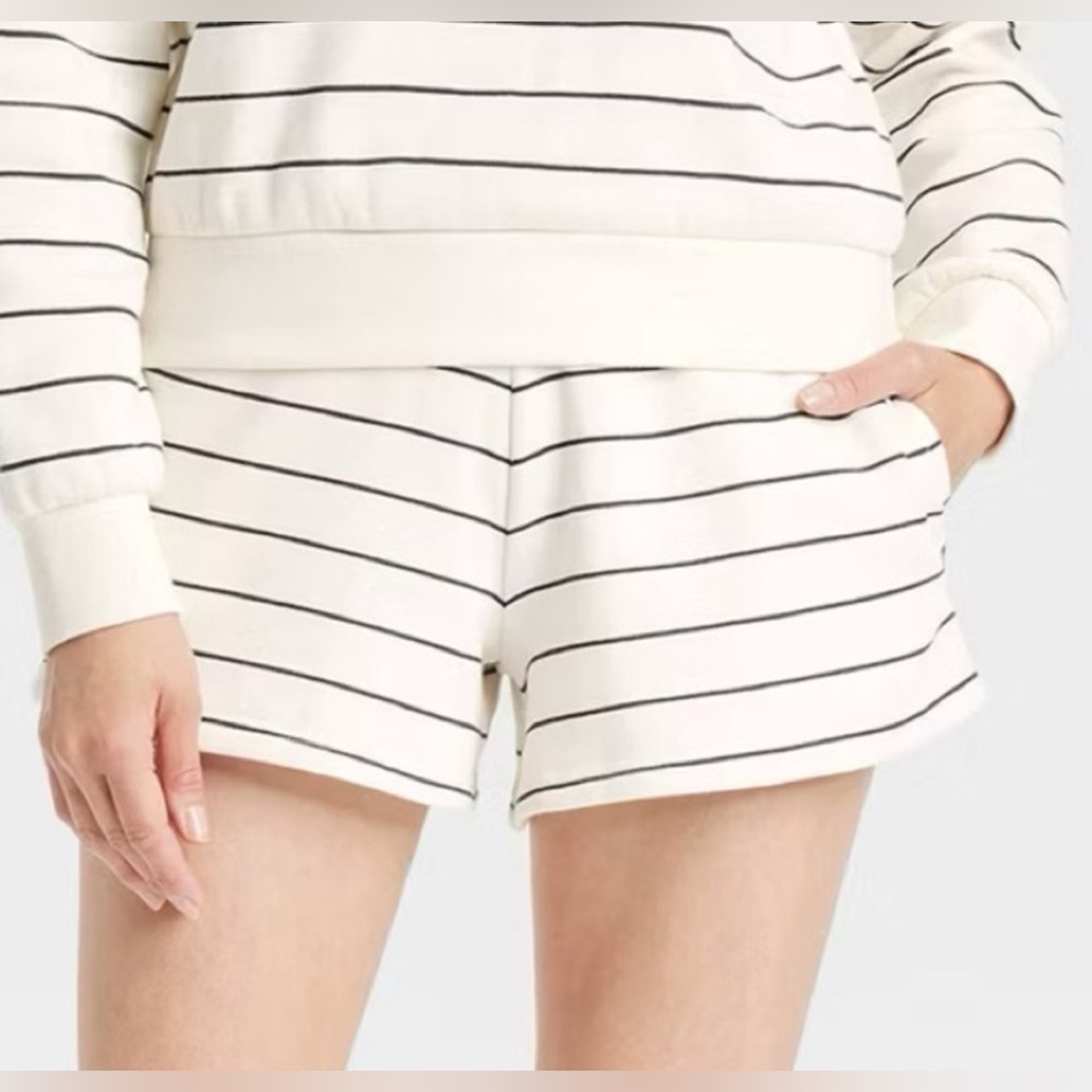 Universal Thread Women's Leisure Studio
Mid-Rise Fleece Shorts Cream Striped